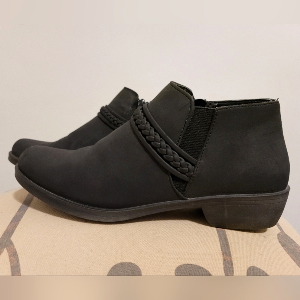 Easy Street "Jalia" Ankle Boots (Size 9), great used condition. Nice details!